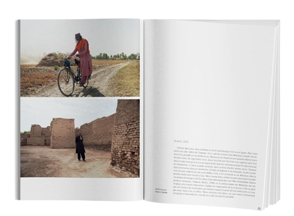 L'image montre une double page d'un livre avec deux photographies sur la page de gauche et un texte narratif sur la page de droite.  Sur la page de gauche :  Photo du haut : Un homme habillé d'une tunique orange et d'un turban est en train de marcher à côté de son vélo sur un chemin de terre. Le paysage est rural et désertique, et on peut voir une étendue de terrain aride en arrière-plan. L'homme semble paisible, progressant lentement sur la route, illustrant un moment de tranquillité dans un cadre naturel et simple. Photo du bas : Un homme vêtu de noir est debout dans un environnement de ruines en briques. Les murs délabrés et l'architecture en pierre évoquent une ancienne structure, peut-être historique ou abandonnée, ajoutant une dimension archéologique ou culturelle à l'image. Sur la page de droite, un texte daté du 25 avril 2019 décrit probablement les expériences ou les observations de l'auteur dans ce lieu. Le récit semble refléter des pensées sur le paysage ou la culture locale, peut-être liées aux personnes ou aux endroits représentés dans les photos. Ce texte renforce l'idée d'un voyage immersif dans des endroits reculés et historiques, avec une attention particulière aux rencontres et aux lieux.  Cette mise en page, avec l'association du texte et des images, invite le lecteur à découvrir les histoires cachées derrière les photographies et à s'immerger dans un récit de voyage à la fois visuel et descriptif.